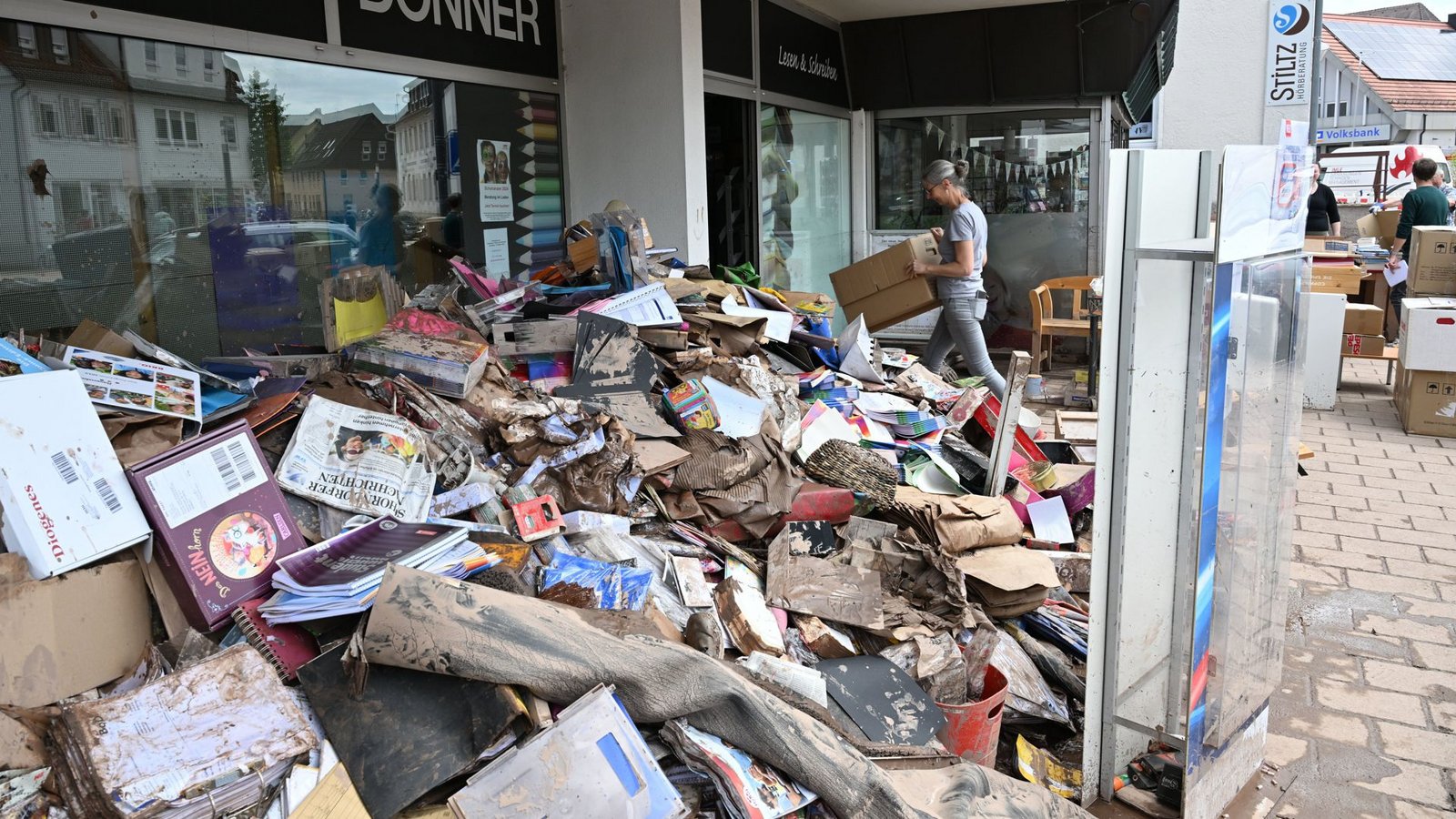 Rudersberg: Helfer räumen Gegenstände aus einem von einem Unwetter betroffenen Gebäude.Foto: dpa/Bernd Weißbrod Rudersberg: Helfer räumen Gegenstände aus einem von einem Unwetter betroffenen Gebäude.Foto: dpa/Bernd Weißbrod