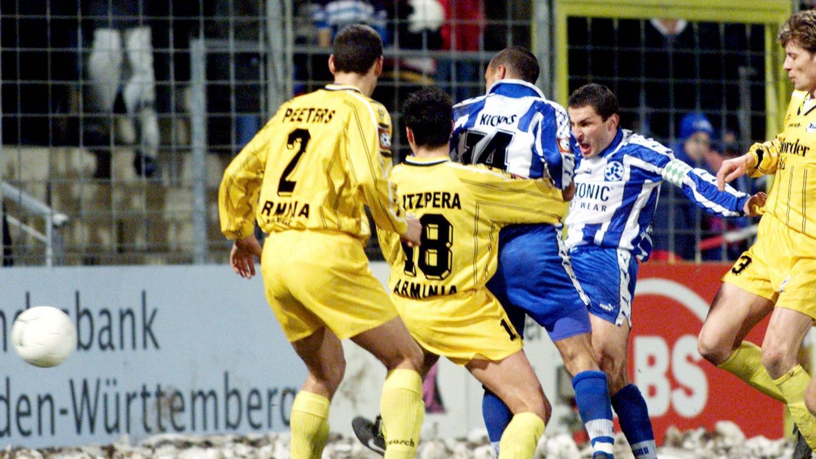 1. Dezember 1999 Im Achtelfinale kommt Arminia Bielefeld nach Stuttgart, und Adnan Kevric (2. v. re.) legt wieder  ein Riesenspiel beim 3:2-Sieg nach Verlängerung hin und erzielt zwei Tore.Foto: imago/Rudel