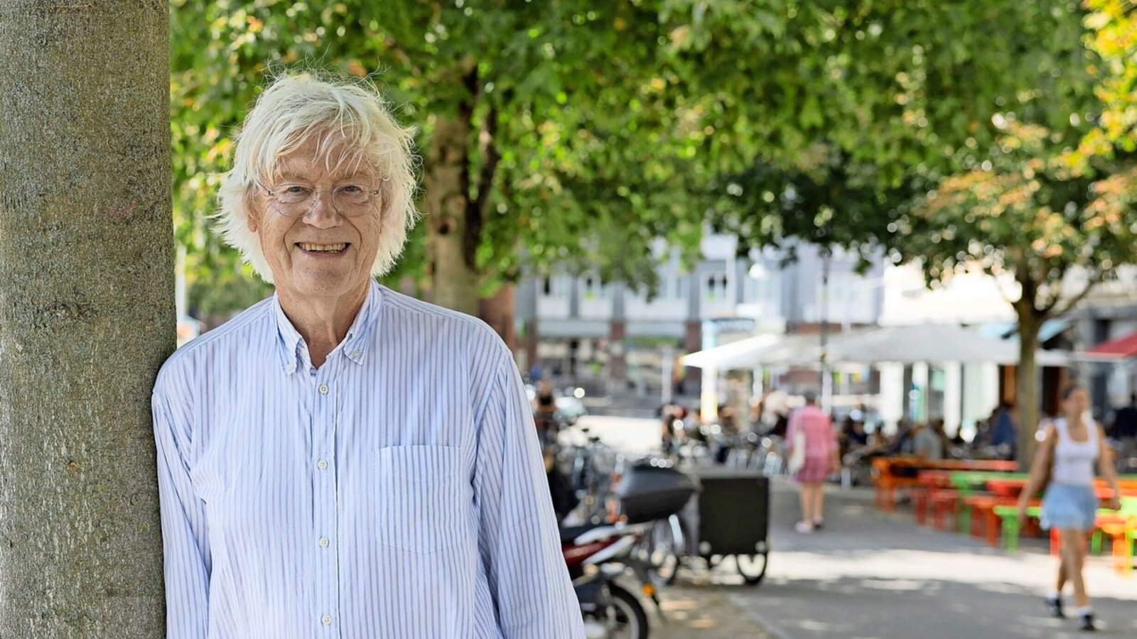 Michael Kienzle lehnt an einer der Rosskastanien, die in den 25 Jahren beträchtlich gewachsen sind und auf dem Marienplatz ebenfalls für Schatten sorgen.Foto: Lichtgut/Leif Piechowski Michael Kienzle lehnt an einer der Rosskastanien, die in den 25 Jahren beträchtlich gewachsen sind und auf dem Marienplatz ebenfalls für Schatten sorgen.Foto: Lichtgut/Leif Piechowski