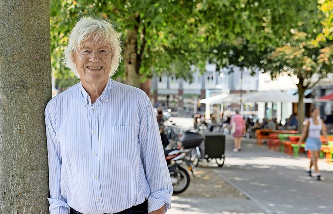 Michael Kienzle lehnt an einer der Rosskastanien, die in den 25 Jahren beträchtlich gewachsen sind und auf dem Marienplatz ebenfalls für Schatten sorgen.<span class='image-autor'>Foto: Lichtgut/Leif Piechowski</span>