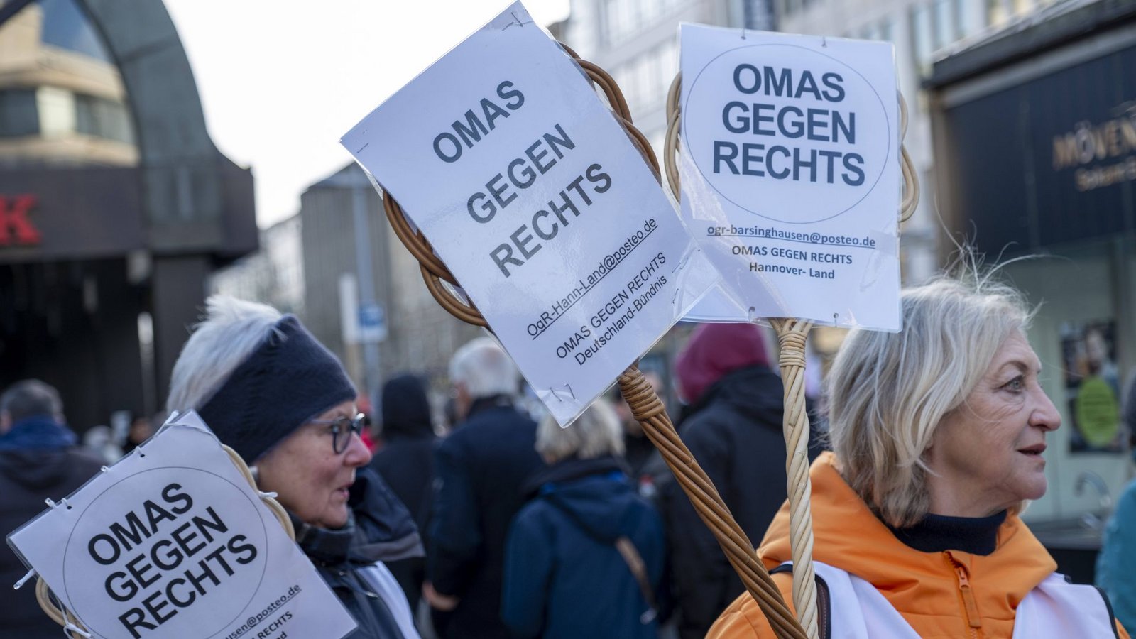 Die „Omas gegen rechts“ nehmen immer wieder an Demonstrationen gegen Rechtsextremismus teil, wie hier vor ein paar Tagen in Hannover.Foto: imago/Norbert Neetz Die „Omas gegen rechts“ nehmen immer wieder an Demonstrationen gegen Rechtsextremismus teil, wie hier vor ein paar Tagen in Hannover.Foto: imago/Norbert Neetz