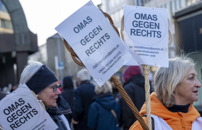Die „Omas gegen rechts“ nehmen immer wieder an Demonstrationen gegen Rechtsextremismus teil, wie hier vor ein paar Tagen in Hannover.<span class='image-autor'>Foto: imago/Norbert Neetz</span>