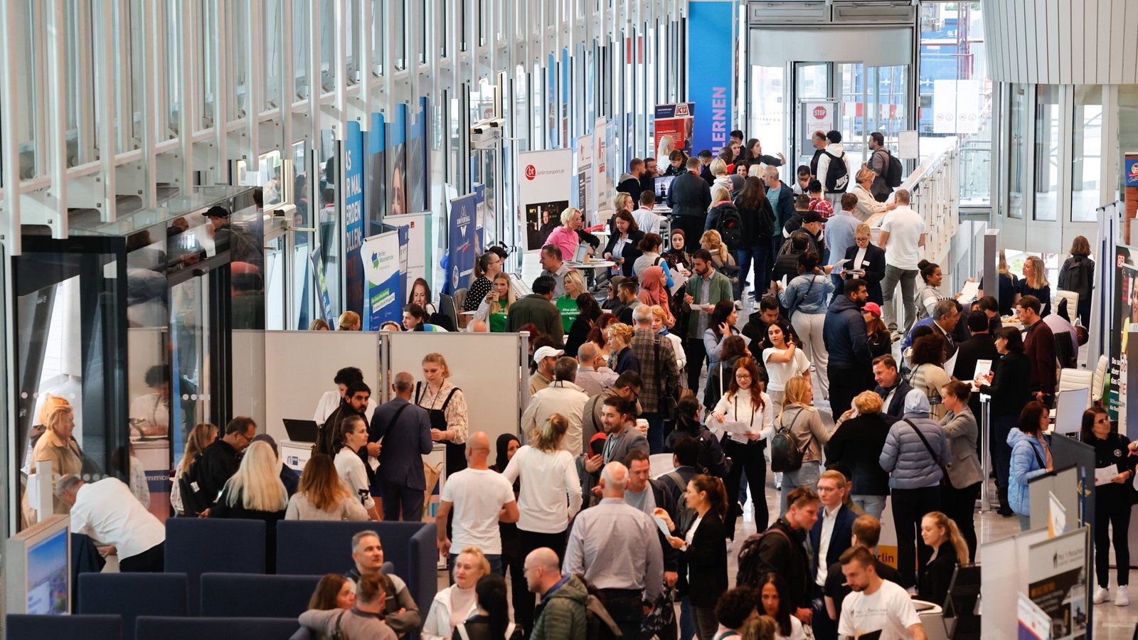Jobmesse für Geflüchtete in Berlin, organisiert vom Berliner Jobcenter, der IHK Berlin und von der HandwerkskammerFoto: IMAGO/Mauersberger/IMAGO Jobmesse für Geflüchtete in Berlin, organisiert vom Berliner Jobcenter, der IHK Berlin und von der HandwerkskammerFoto: IMAGO/Mauersberger/IMAGO
