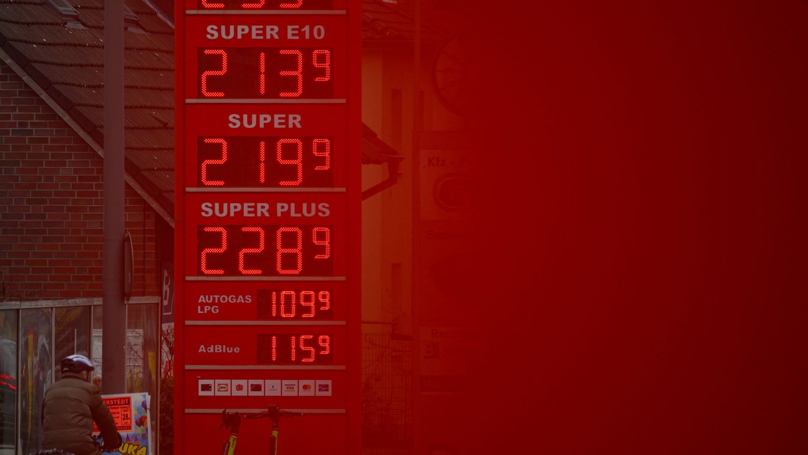 An der Tankstelle bekommen die Menschen die Folgen des Iran-Kriegs zu spüren. (Archivbild)Foto: Jonas Walzberg/dpa