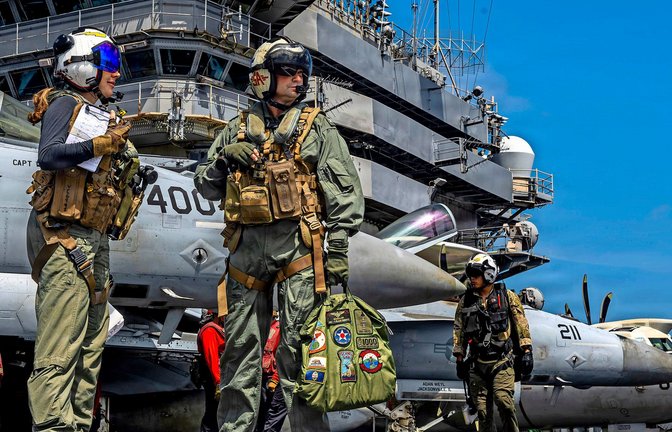 Soldaten bereiten an Bord des Flugzeugträgers USS Abraham Lincoln Kampfjets für eine Mission vor: Imageverlust droht.<span class='image-autor'>Foto: US Navy</span>