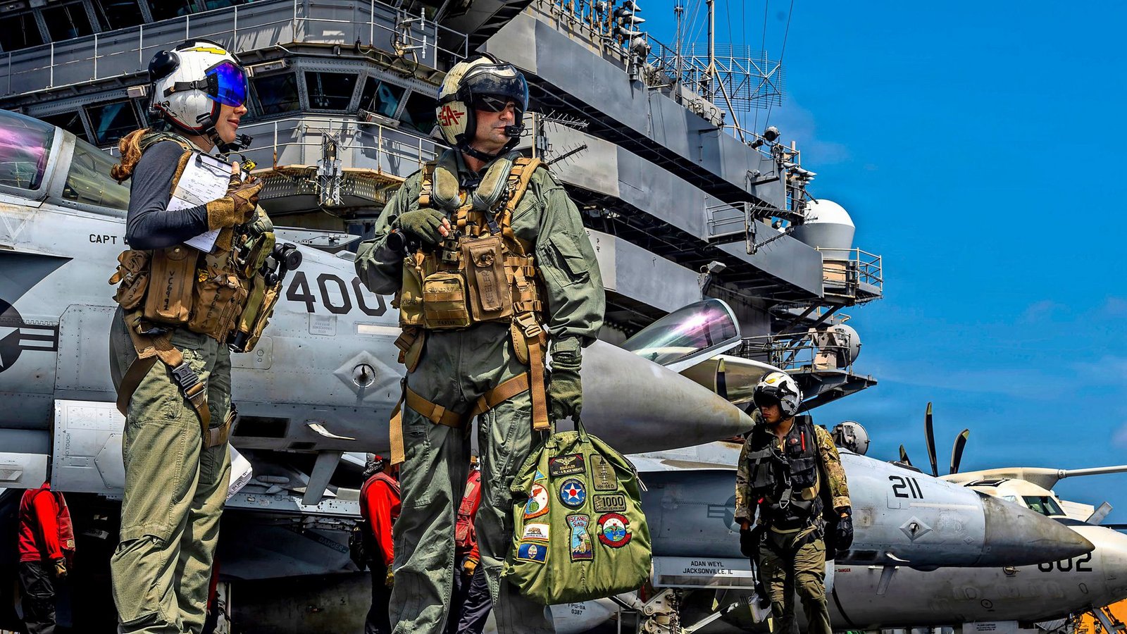 Soldaten bereiten an Bord des Flugzeugträgers USS Abraham Lincoln Kampfjets für eine Mission vor: Imageverlust droht.Foto: US Navy Soldaten bereiten an Bord des Flugzeugträgers USS Abraham Lincoln Kampfjets für eine Mission vor: Imageverlust droht.Foto: US Navy