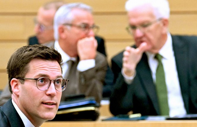 Noch sitzt Winfried Kretschmann (re.) dort, wo der CDU-Spitzenkandidat Manuel Hagel (vorne) hinmöchte: auf dem Sessel des Regierungschefs im Landtag.<span class='image-autor'>Foto: dpa/Bernd Weißbrod</span>