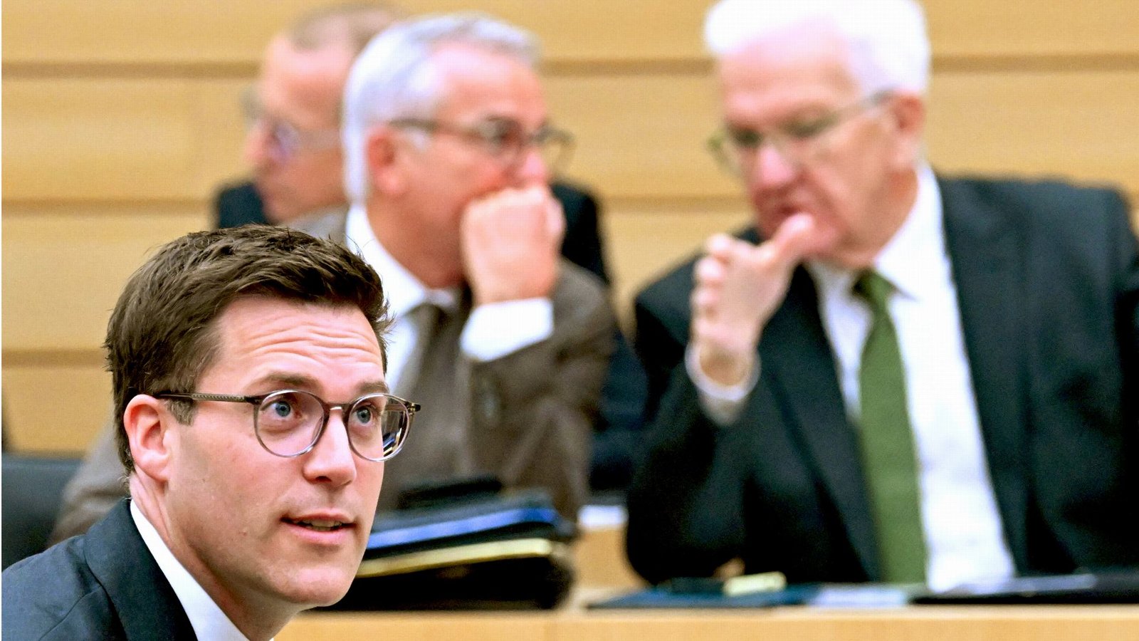 Noch sitzt Winfried Kretschmann (re.) dort, wo der CDU-Spitzenkandidat Manuel Hagel (vorne) hinmöchte: auf dem Sessel des Regierungschefs im Landtag.Foto: dpa/Bernd Weißbrod