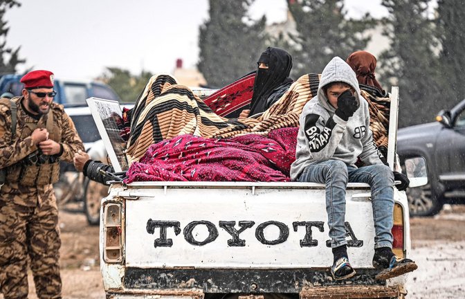 Syrische Zivilisten kehren in ihre Dörfer in Deir Hafer zurück. Die syrische Armee hat nach eigenen Angaben die Kontrolle über wichtige Orte nahe der nordsyrischen Stadt Aleppo von kurdischen Kräften übernommen.<span class='image-autor'>Foto: Moawia Atrash/dpa</span>