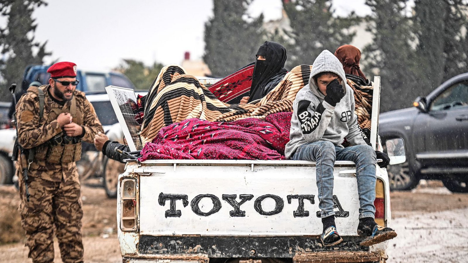 Syrische Zivilisten kehren in ihre Dörfer in Deir Hafer zurück. Die syrische Armee hat nach eigenen Angaben die Kontrolle über wichtige Orte nahe der nordsyrischen Stadt Aleppo von kurdischen Kräften übernommen.Foto: Moawia Atrash/dpa Syrische Zivilisten kehren in ihre Dörfer in Deir Hafer zurück. Die syrische Armee hat nach eigenen Angaben die Kontrolle über wichtige Orte nahe der nordsyrischen Stadt Aleppo von kurdischen Kräften übernommen.Foto: Moawia Atrash/dpa