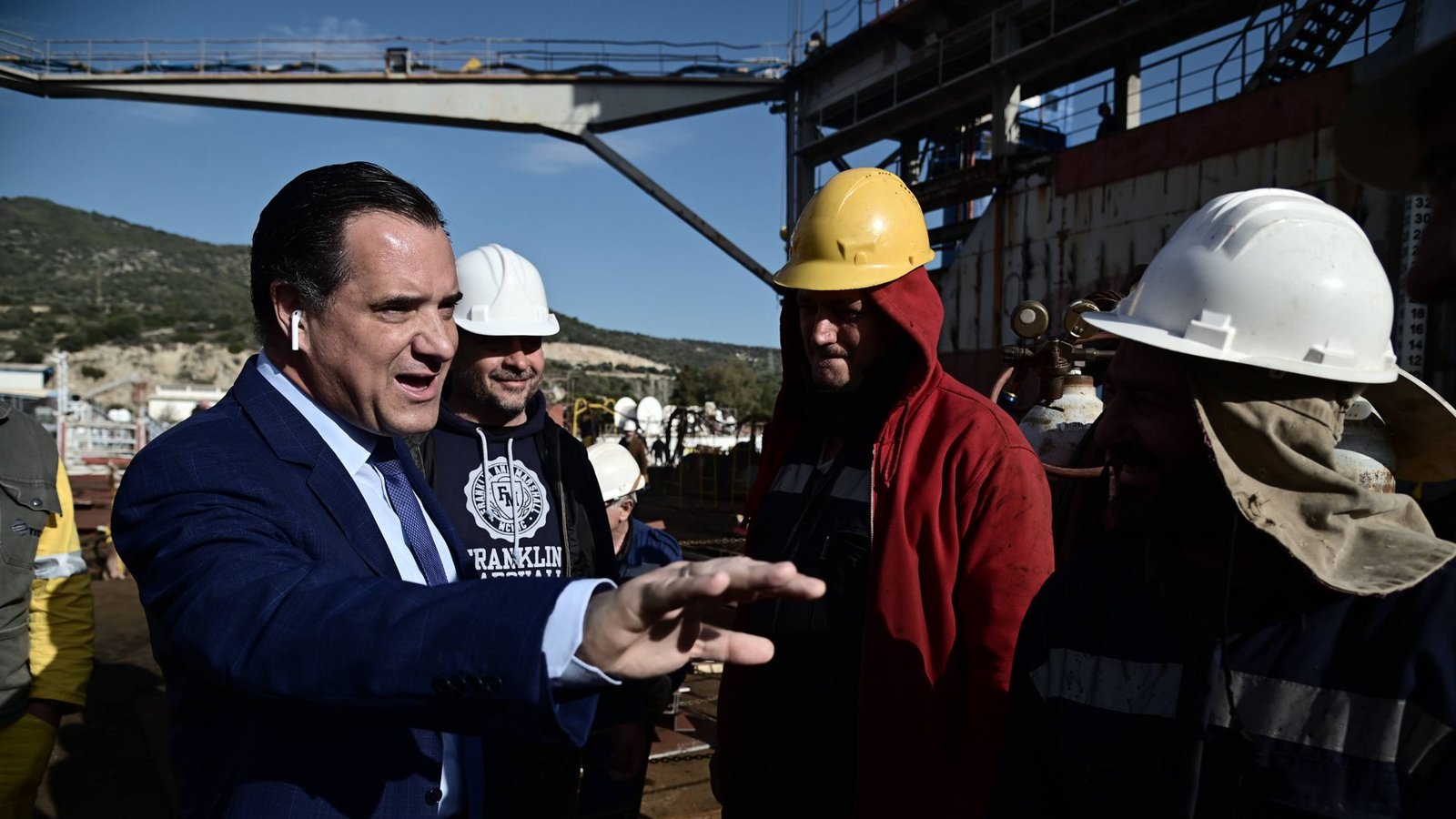 Der frühere Arbeitsminister Adonis Georgiadis (rechts) hat das Gesetz zur Sechstagewoche auf den Weg gebracht.Foto: IMAGO/ANE Edition/IMAGO/Michalis Karagiannis / Eurokinissi