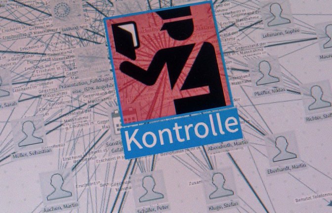Eine Testversion der Software des US-Unternehmens Palantir ist auf einem Bildschirm im bayerischen Landeskriminalamt (LKA) zu sehen.<span class='image-autor'>Foto: Peter Kneffel/dpa</span>