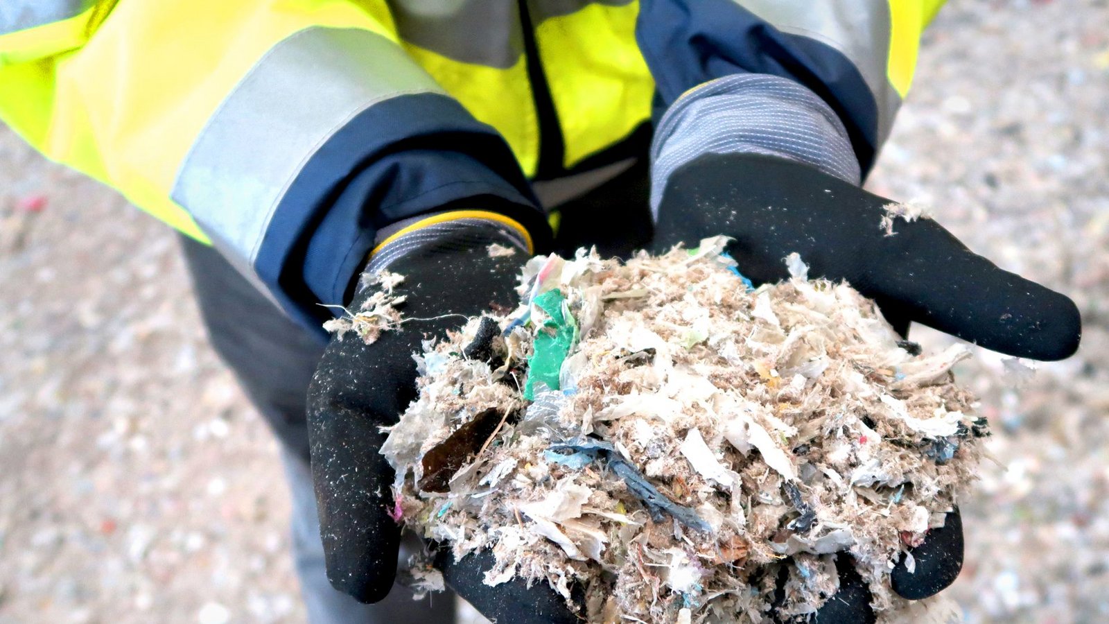 Das bleibt von einem Windrad übrig:  zerkleinerte Rotorblätter. Die Fetzen sind mit Abfällen aus der Papierindustrie vermengt und werden später bei der Zementherstellung zugesetzt.Foto: Steve Przybilla
