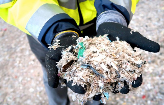 Das bleibt von einem Windrad übrig:  zerkleinerte Rotorblätter. Die Fetzen sind mit Abfällen aus der Papierindustrie vermengt und werden später bei der Zementherstellung zugesetzt.<span class='image-autor'>Foto: Steve Przybilla</span>