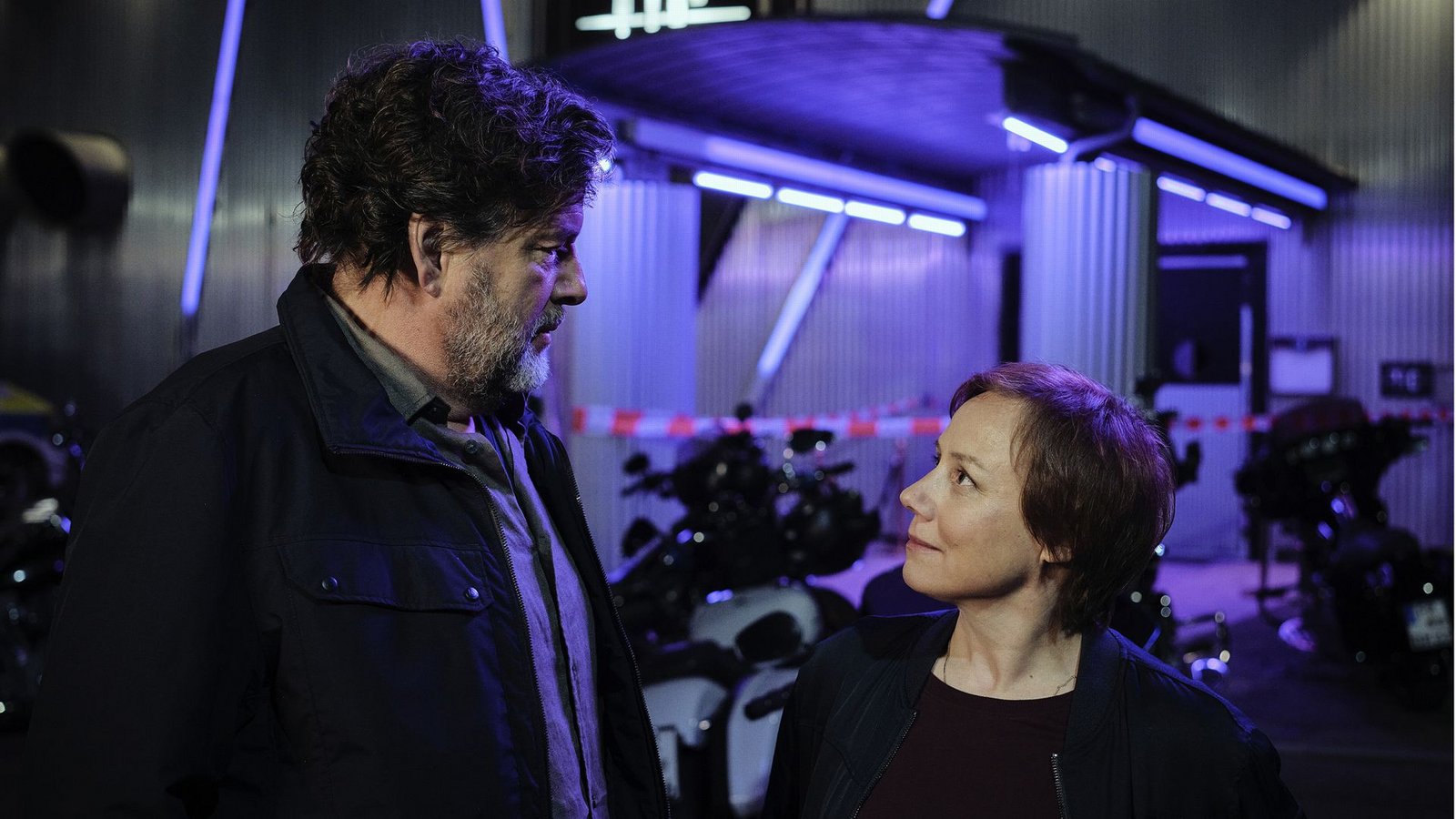 Friedemann Berg (Hans-Jochen Wagner) und Franziska Tobler (Eva Löbau) ermitteln am Tatort in einer Diskothek.Foto: SWR/
/Benoît Linder