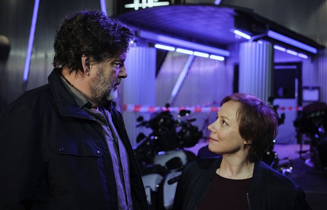 Friedemann Berg (Hans-Jochen Wagner) und Franziska Tobler (Eva Löbau) ermitteln am Tatort in einer Diskothek.<span class='image-autor'>Foto: SWR/
/Benoît Linder</span>