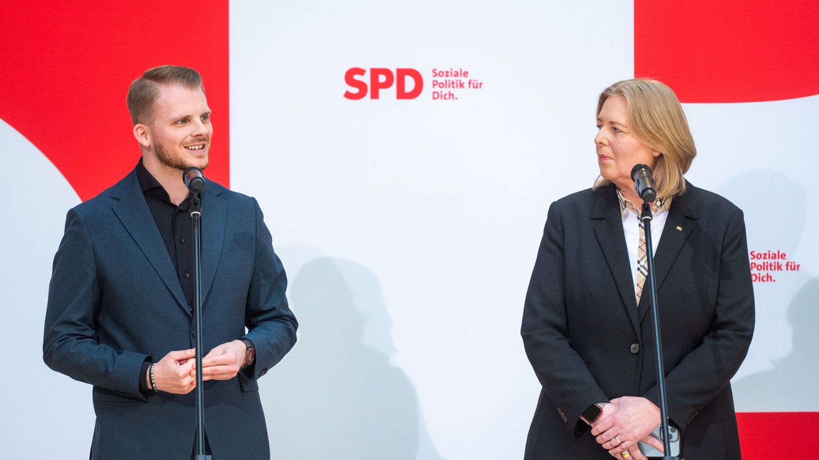Tim Klüssendorf und Bärbel Bas präsentieren sich in der Berliner Parteizentrale der SPD.Foto: Christophe Gateau/dpa Tim Klüssendorf und Bärbel Bas präsentieren sich in der Berliner Parteizentrale der SPD.Foto: Christophe Gateau/dpa