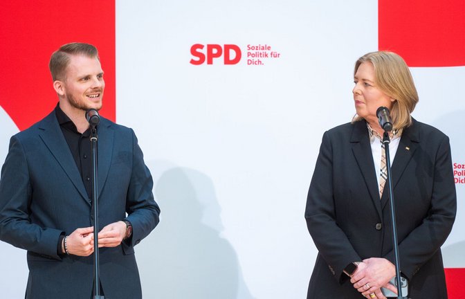 Tim Klüssendorf und Bärbel Bas präsentieren sich in der Berliner Parteizentrale der SPD.<span class='image-autor'>Foto: Christophe Gateau/dpa</span>