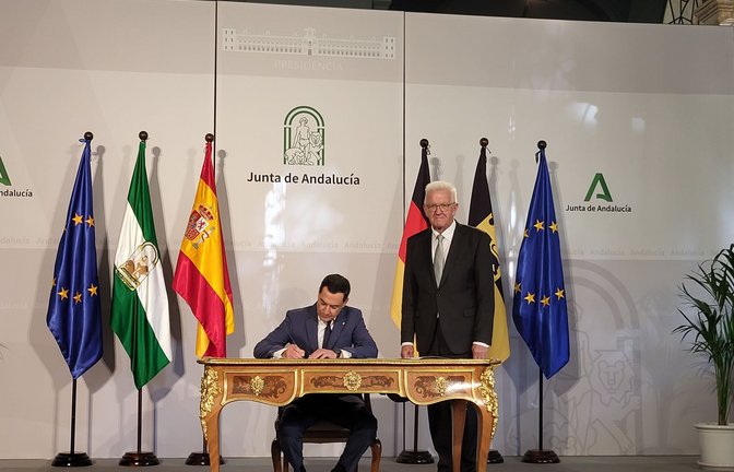 Ministerpräsident Winfried Kretschmann (rechts) bei der Unterzeichnung der Absichtserklärung mit dem andalusischen Regierungschef Juan Manuel Moreno<span class='image-autor'>Foto: STZN/Annika Grah</span>