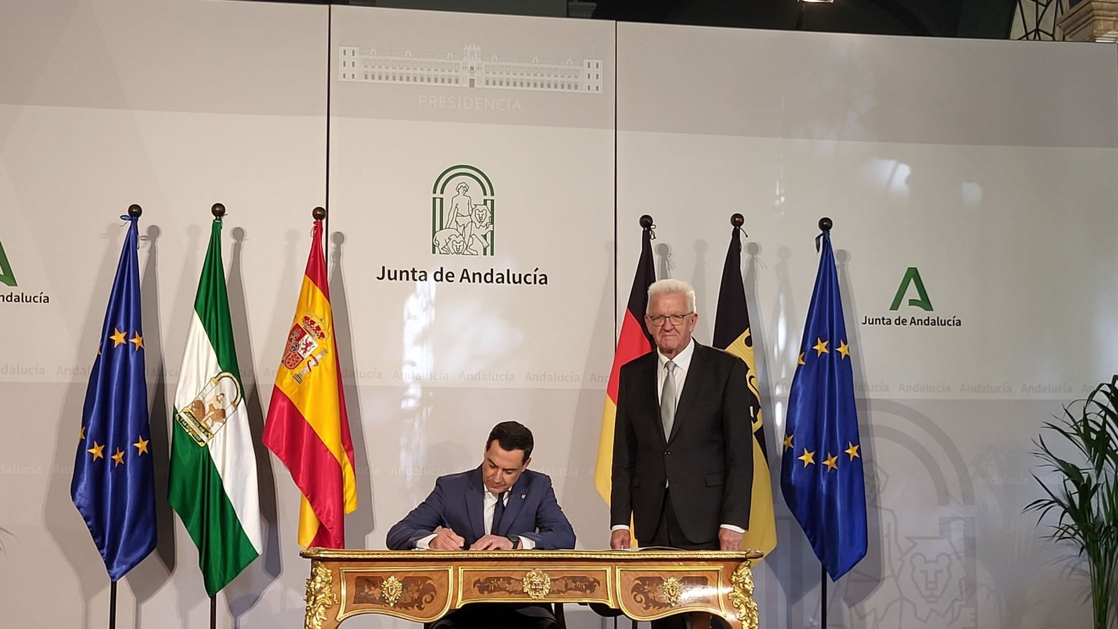 Ministerpräsident Winfried Kretschmann (rechts) bei der Unterzeichnung der Absichtserklärung mit dem andalusischen Regierungschef Juan Manuel MorenoFoto: STZN/Annika Grah Ministerpräsident Winfried Kretschmann (rechts) bei der Unterzeichnung der Absichtserklärung mit dem andalusischen Regierungschef Juan Manuel MorenoFoto: STZN/Annika Grah