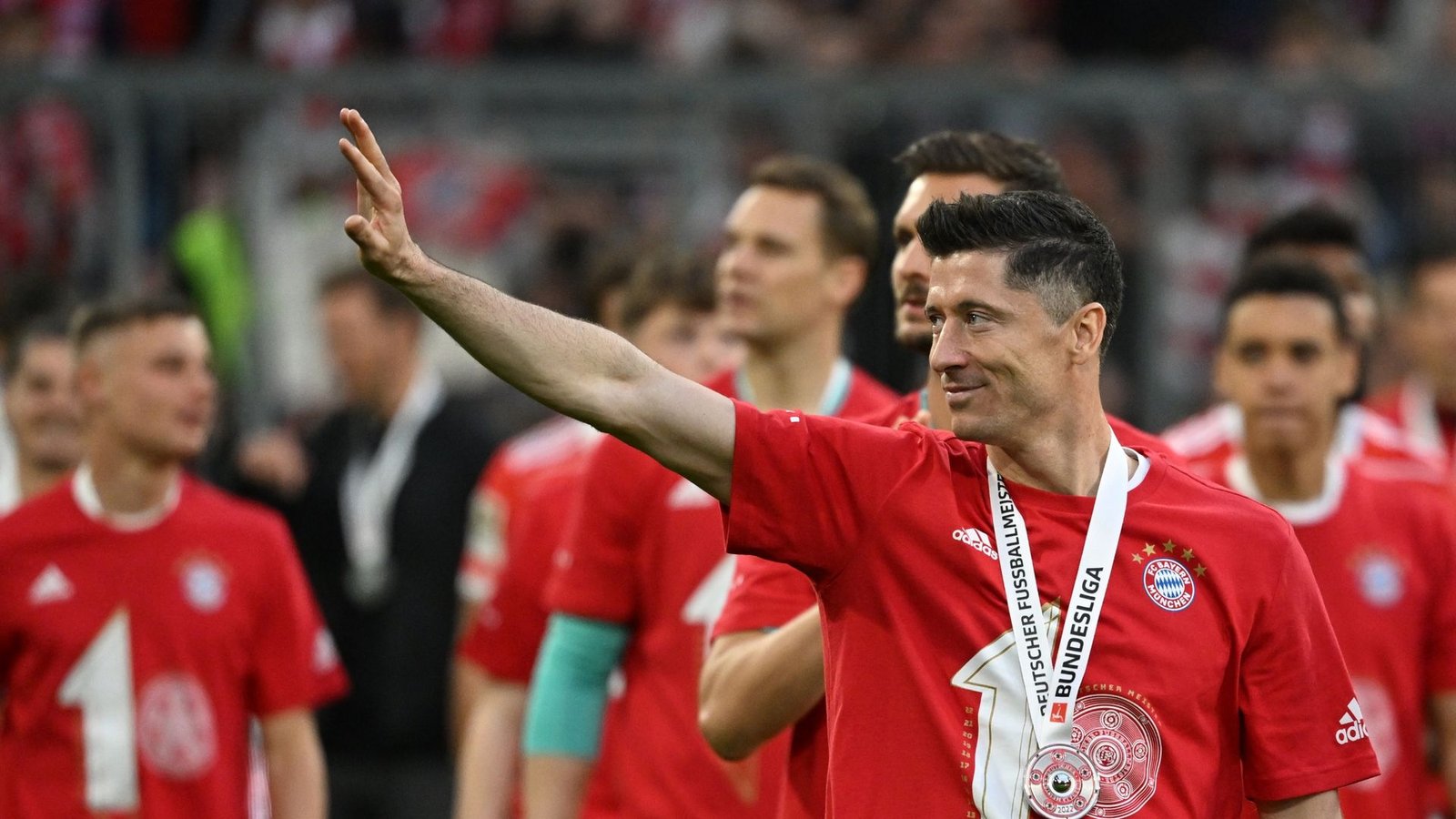 Bayerns Robert Lewandowski winkt den Fans nach der Partie zu.Foto: Sven Hoppe/dpa