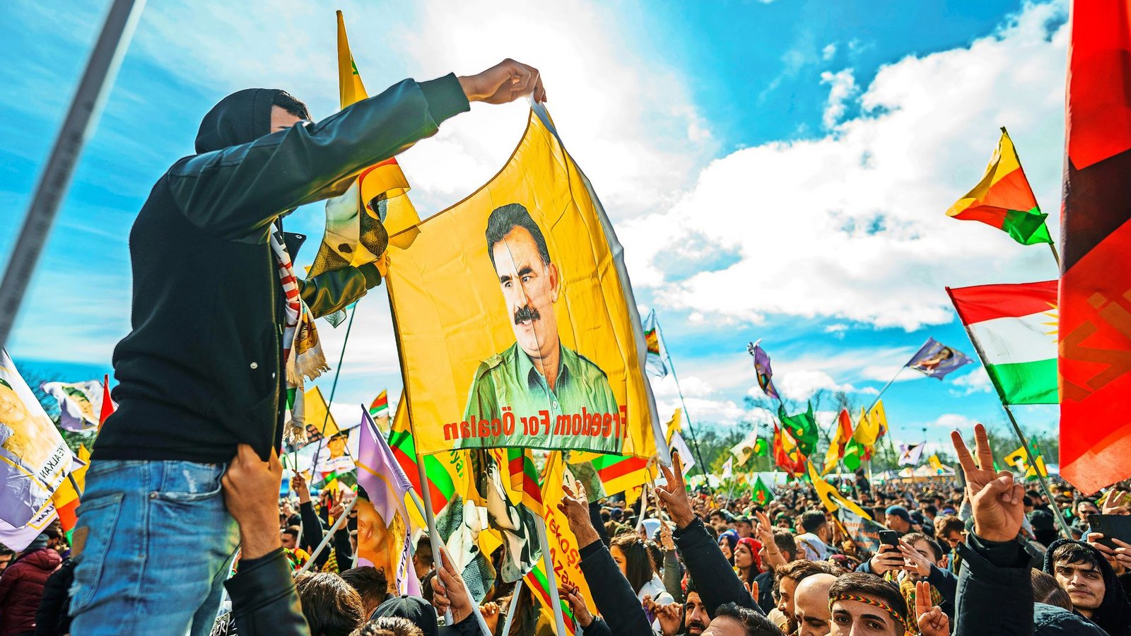 PKK-Anführer Abdullah Öcalan ist seit Jahren inhaftiert. Bei Demonstrationen  wurden immer wieder Fahnen mit seinem Bild gezeigt.Foto: dpa/Andreas Arnold