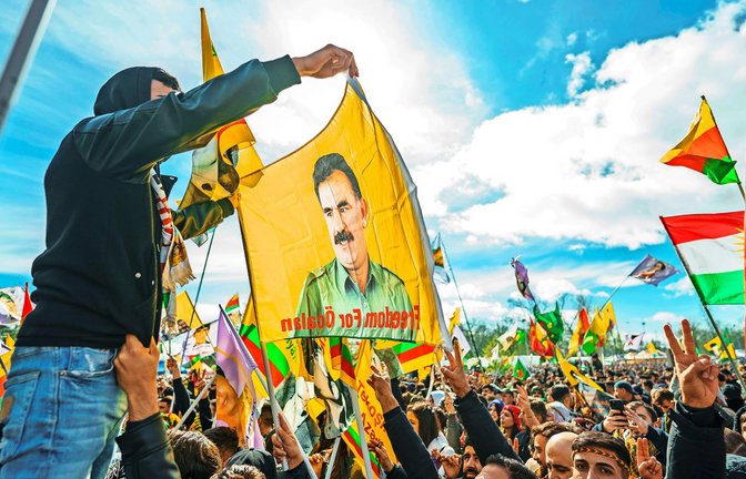 PKK-Anführer Abdullah Öcalan ist seit Jahren inhaftiert. Bei Demonstrationen  wurden immer wieder Fahnen mit seinem Bild gezeigt.<span class='image-autor'>Foto: dpa/Andreas Arnold</span>