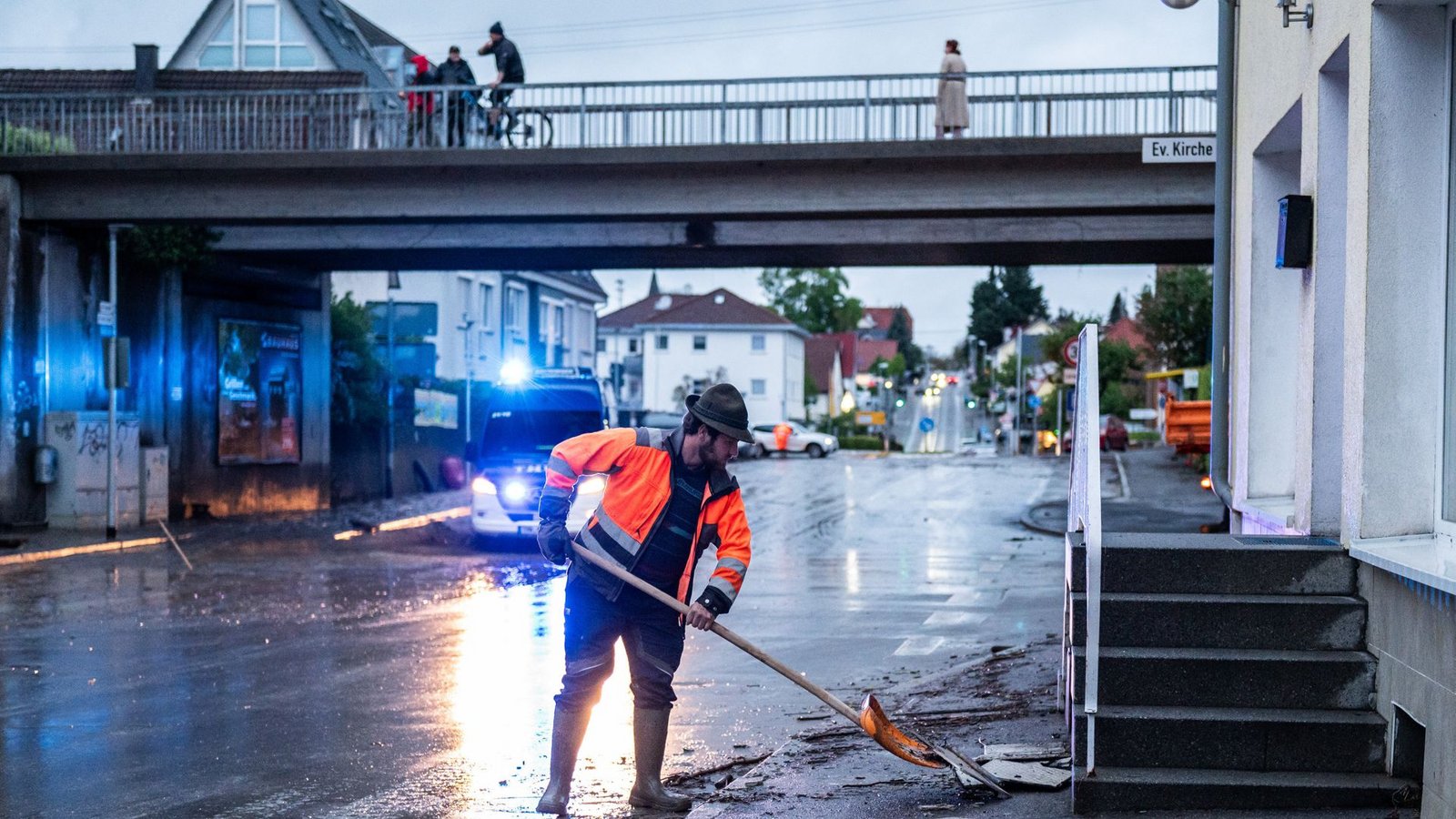 Der Starkregen in Bisingen im Zollernalbkreis hatte Straßen und Keller unter Wasser gesetzt.Foto: dpa/Silas Stein