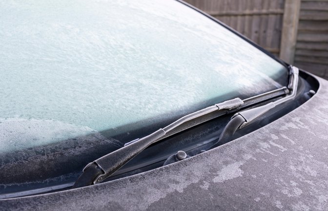 Hier verraten wir Ihnen 5 wirksame Möglichkeiten, wie Sie Ihre Autoscheibe vor Frost schützen können.<span class='image-autor'>Foto: Raymond Orton / Shutterstock.com</span>