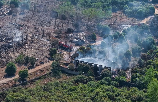Auf diesem Foto sind Rettungskräfte zu sehen, die nach einer Explosion in einer Feuerwerksfabrik vor Ort arbeiten.<span class='image-autor'>Foto: Chen Sihan/Xinhua/dpa</span>
