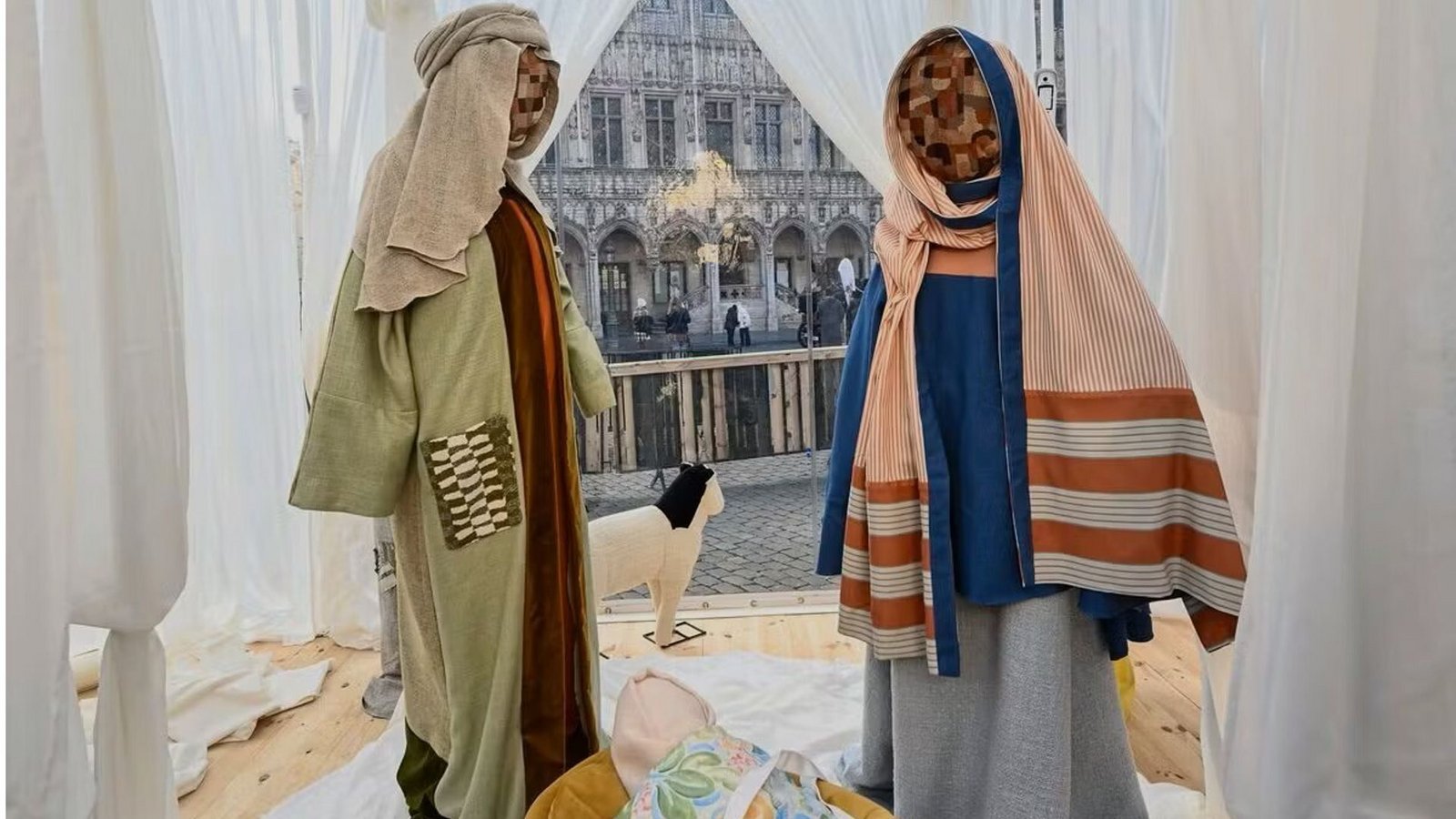 Umstritten: die Krippe der Künstlerin Victoria-Maria Geyer.Foto: Knut Umstritten: die Krippe der Künstlerin Victoria-Maria Geyer.Foto: Knut