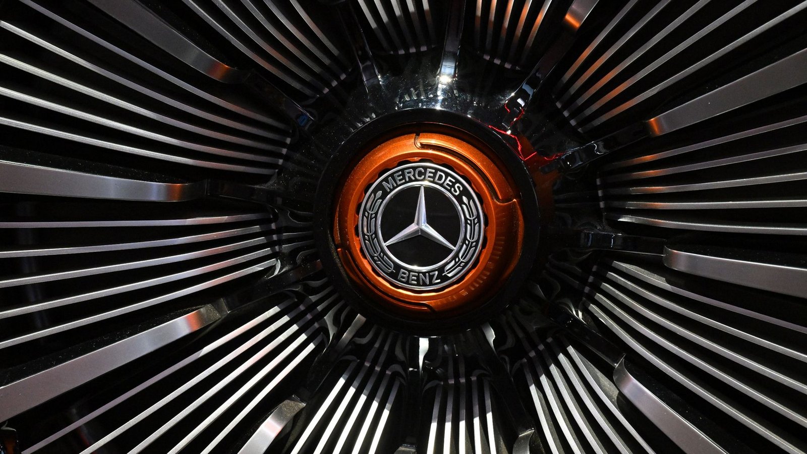 Unter dem Strich fuhr Mercedes-Benz im ersten Quartal mit 3,03 Milliarden Euro rund ein Viertel weniger Konzerngewinn ein.Foto: Martin Schutt/dpa