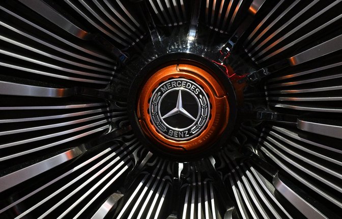 Unter dem Strich fuhr Mercedes-Benz im ersten Quartal mit 3,03 Milliarden Euro rund ein Viertel weniger Konzerngewinn ein.<span class='image-autor'>Foto: Martin Schutt/dpa</span>