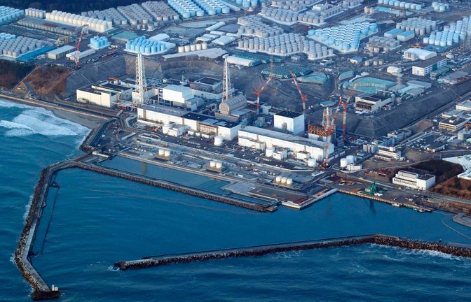 Japan will schon bald mit der Einleitung aufbereiteten Kühlwassers aus der Atomruine Fukushima beginnen. Meeresfrüchte sollen dann täglich auf radioaktives Tritium hin testen.<span class='image-autor'>Foto: Shohei Miyano/Kyodo News/AP/dpa</span>
