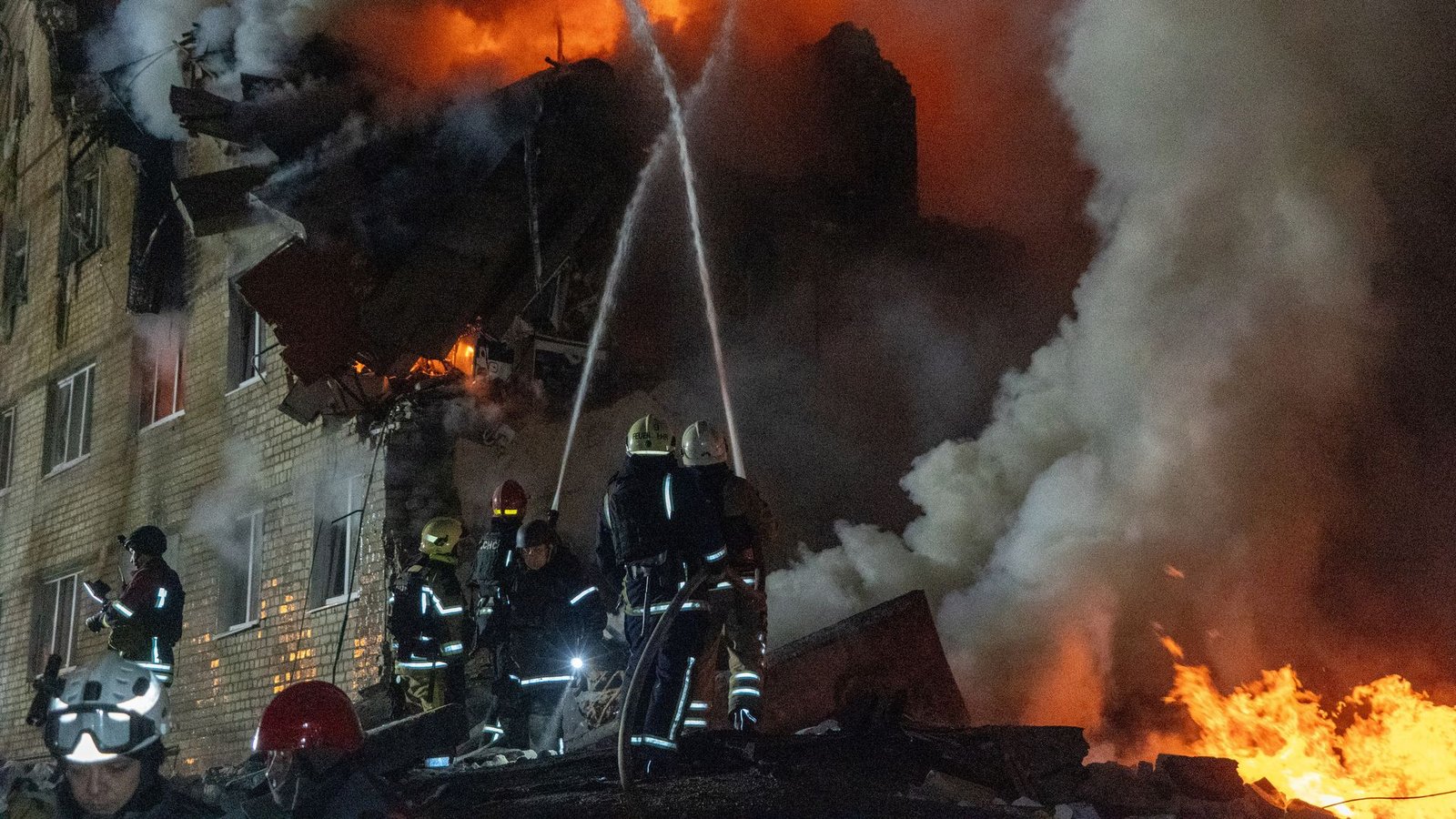 Behörden melden auch Kinder unter den Toten und Verletzten in Charkiw.Foto: Andrii Marienko/AP/dpa Behörden melden auch Kinder unter den Toten und Verletzten in Charkiw.Foto: Andrii Marienko/AP/dpa