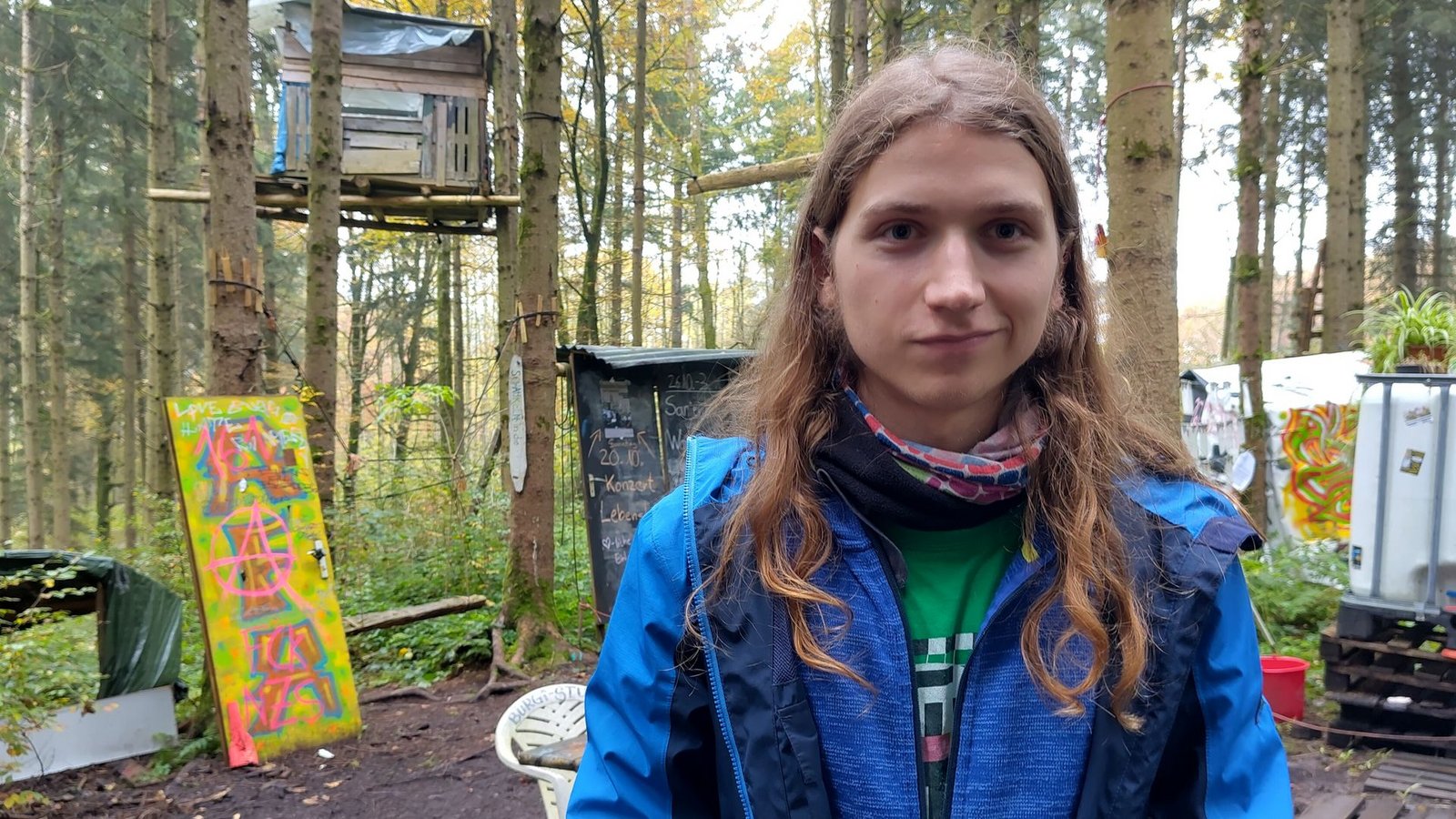 Samuel Bosch besetzt seit Februar 2021 ein Waldstück in der Nähe von Ravensburg.Foto: /Judith A. Sägesser