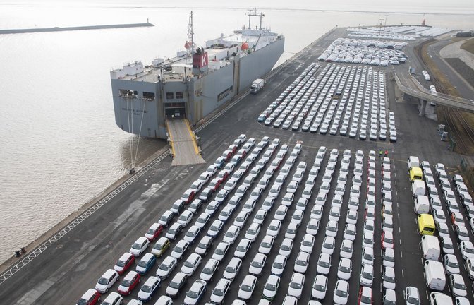 Fahrzeuge des Volkswagen Konzerns stehen im Hafen von Emden zur Verschiffung bereit. Volkswirte haben Deutschland als Wirtschaftsstandort ein schlechtes Zeugnis ausgestellt (Symbolbild).<span class='image-autor'>Foto: Jörg Sarbach/dpa</span>