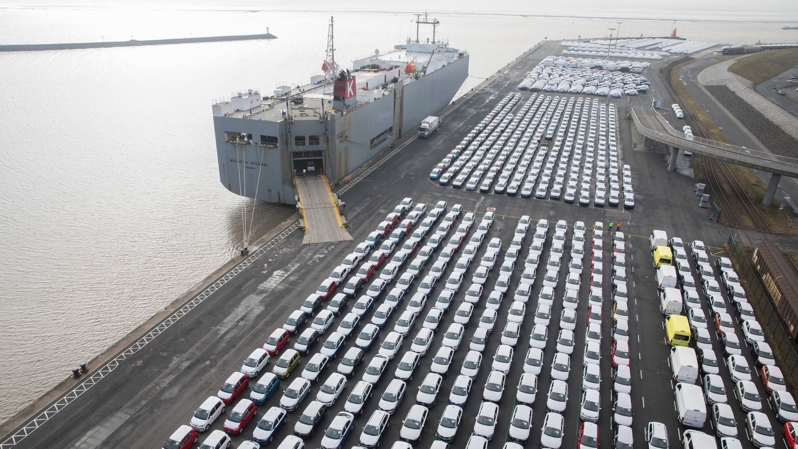 Fahrzeuge des Volkswagen Konzerns stehen im Hafen von Emden zur Verschiffung bereit. Volkswirte haben Deutschland als Wirtschaftsstandort ein schlechtes Zeugnis ausgestellt (Symbolbild).Foto: Jörg Sarbach/dpa
