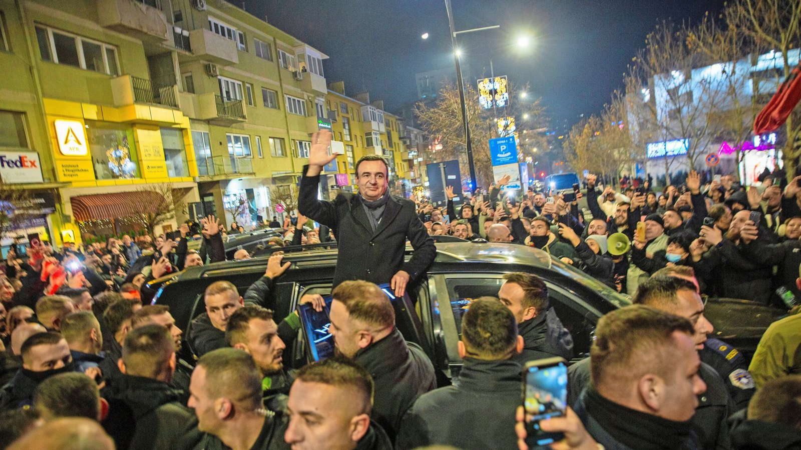 Die Parlamentswahlen hat Kurti triumphal gewonnen.Foto: Visar Kryeziu/AP/dpa/Visar Kryeziu Die Parlamentswahlen hat Kurti triumphal gewonnen.Foto: Visar Kryeziu/AP/dpa/Visar Kryeziu