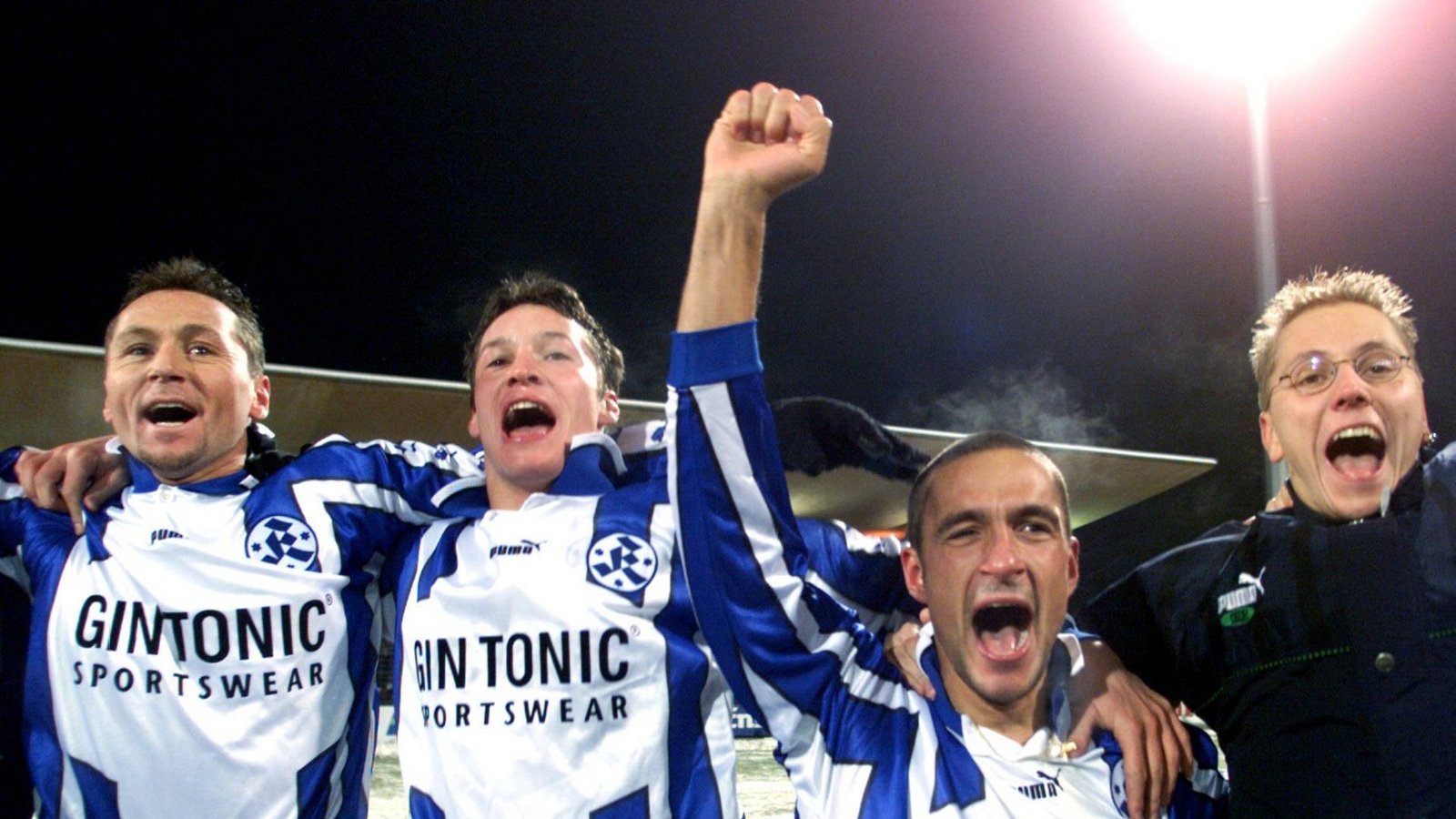 Am 22. Dezember 1999 bejubeln Eberhard Carl, Michael Kümmerle, Tomi Maric, Physiotherapeut Sven Rinke (v.li.) den 1:0-Viertelfinalsieg gegen den SC Freiburg. Vor 10 000 Zuschauern auf der Waldau erzielte Maric (39.) auf schneebedecktem Boden das Goldene Tor.Foto: imago/Sportfoto Rudel/imago sportfotodienst