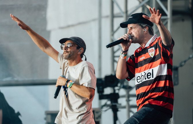 „Willkommen in der Mutterstadt“: Ju (links) und Schowi von den Massiven Tönen bei der „0711 Family Jam“ auf dem Schlossplatz<span class='image-autor'>Foto: Lichtgut/Christoph Schmidt</span>