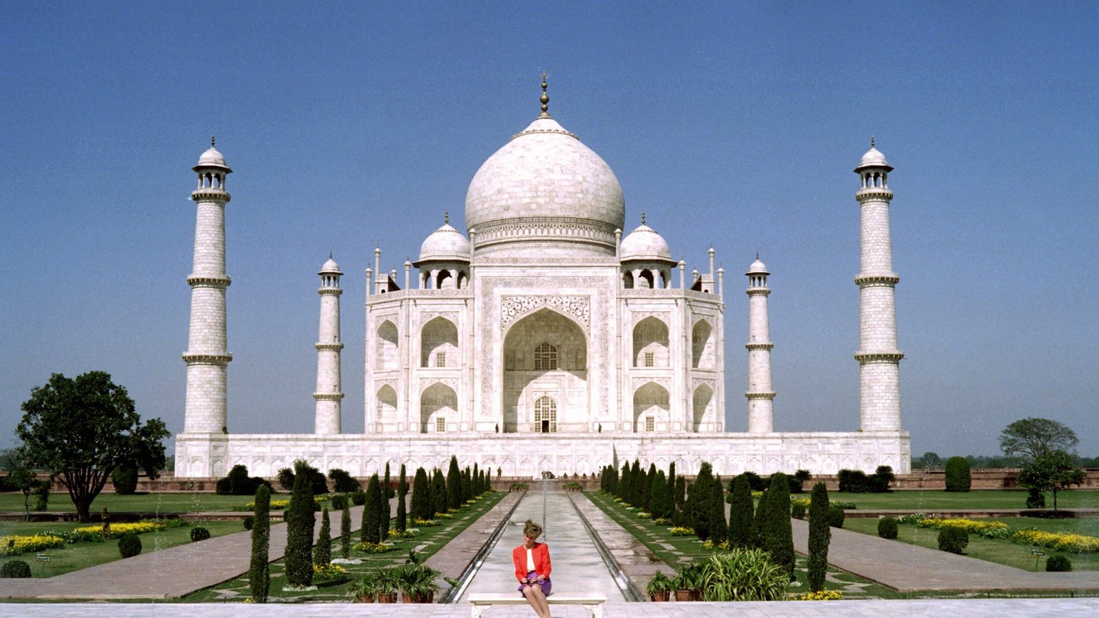 Prinzessin Diana posiert im Februar 1992 während des Besuchs des Königspaares vor dem Taj Mahal aus dem 17. Jahrhundert für Fotos.Foto: picture alliance / dpa | Douglas E. Curran
