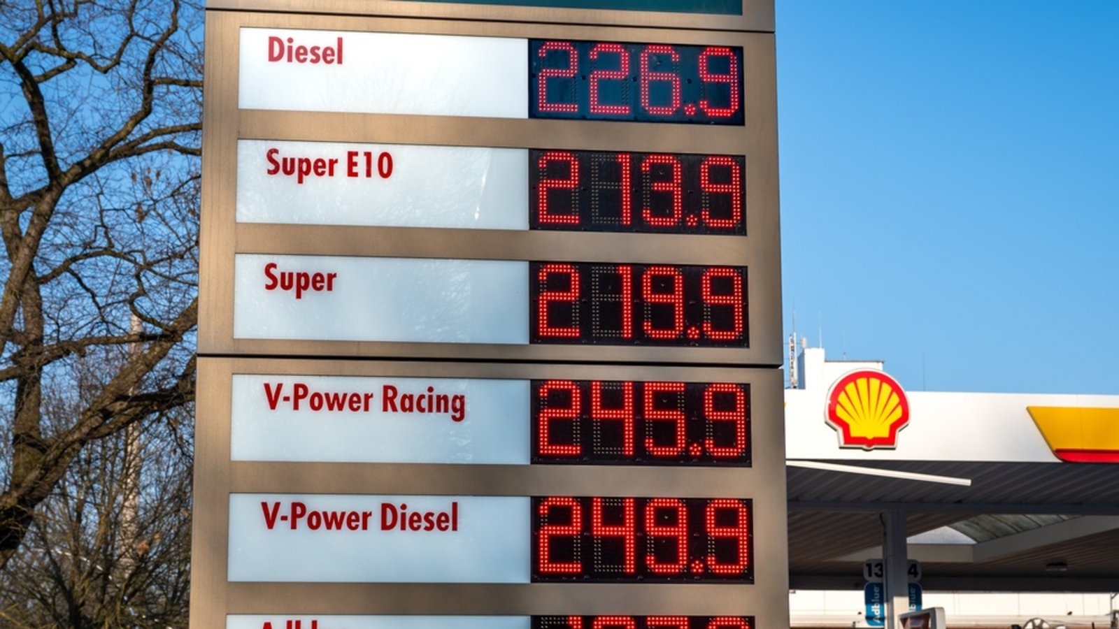Warum Diesel aktuell teurer als Benzin ist, liegt an geopolitischen Spannungen, Heizöl-Nachfrage und CO2-Bepreisung. Erfahren Sie die Hintergründe.Foto: calado / Shutterstock.com Warum Diesel aktuell teurer als Benzin ist, liegt an geopolitischen Spannungen, Heizöl-Nachfrage und CO2-Bepreisung. Erfahren Sie die Hintergründe.Foto: calado / Shutterstock.com