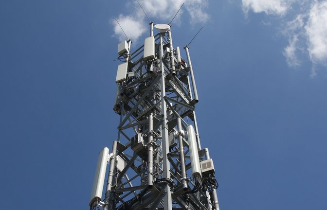 Ein Mobilfunkmast mit Antennen für den Funkstandard 5G (oben) und für LTE/4G (unten).<span class='image-autor'>Foto: Christoph Dernbach/dpa</span>