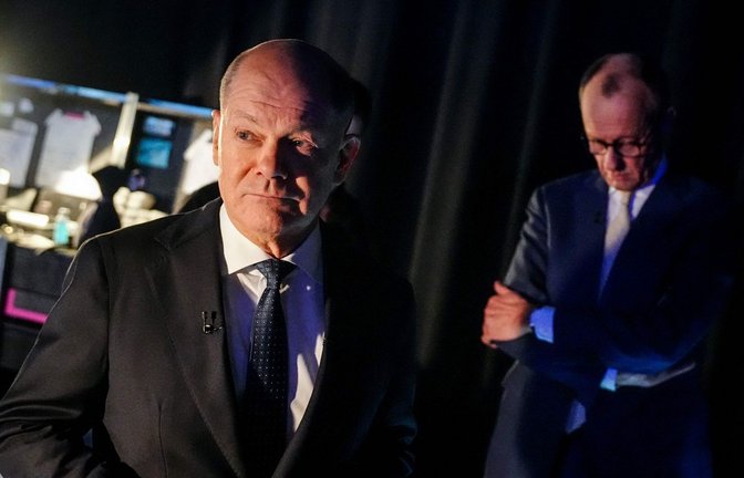 Alter Kanzler, neuer Kanzler? Olaf Scholz (links, SPD) und Friedrich Merz (CDU) am Rande einer TV-Debatte.<span class='image-autor'>Foto: AFP/Kay Nietfeld</span>