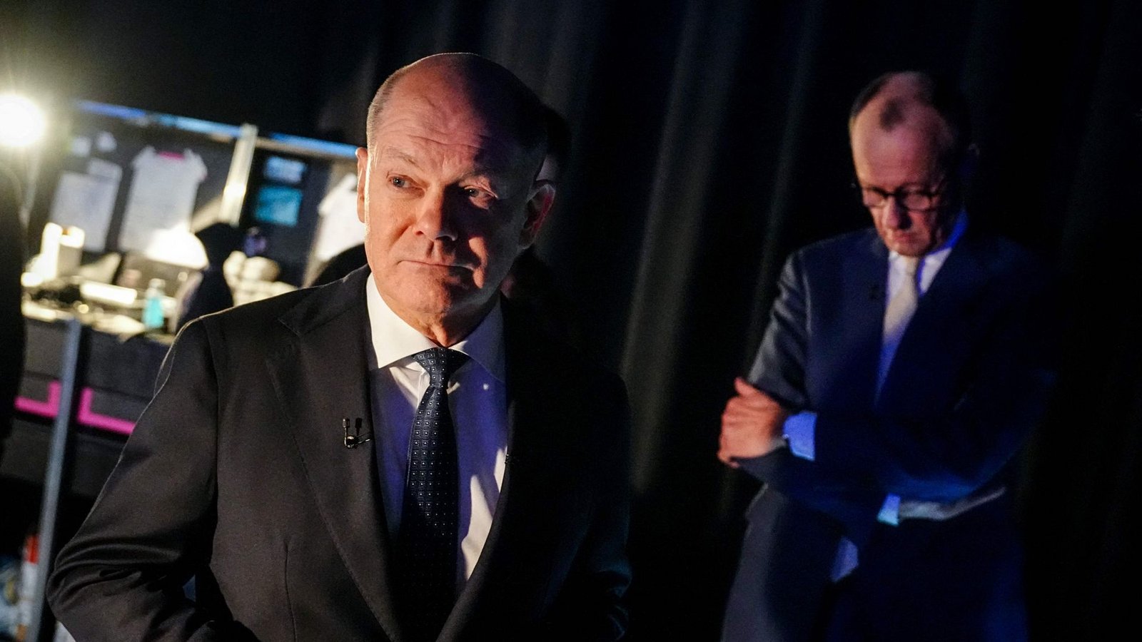 Alter Kanzler, neuer Kanzler? Olaf Scholz (links, SPD) und Friedrich Merz (CDU) am Rande einer TV-Debatte.Foto: AFP/Kay Nietfeld Alter Kanzler, neuer Kanzler? Olaf Scholz (links, SPD) und Friedrich Merz (CDU) am Rande einer TV-Debatte.Foto: AFP/Kay Nietfeld