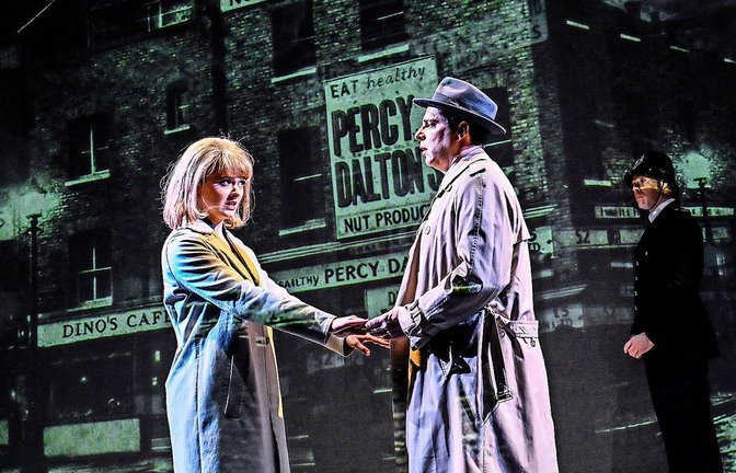 Hannah Sophie Schad als Lizzy und Jörg Pauly als Bezirksinspektor Higgs<span class='image-autor'>Foto: Schauspielbühnen Stuttgart/Tobias Metz</span>