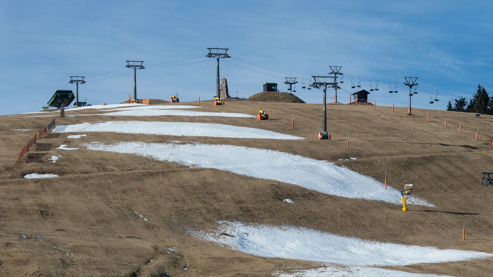 Auch im Winter 2015 musste am Feldberg auf den Schnee lange gewartet werden. Jetzt wird gehofft, dass nächste Woche endlich Schnee fällt.Foto: dpa/Patrick Seeger Auch im Winter 2015 musste am Feldberg auf den Schnee lange gewartet werden. Jetzt wird gehofft, dass nächste Woche endlich Schnee fällt.Foto: dpa/Patrick Seeger