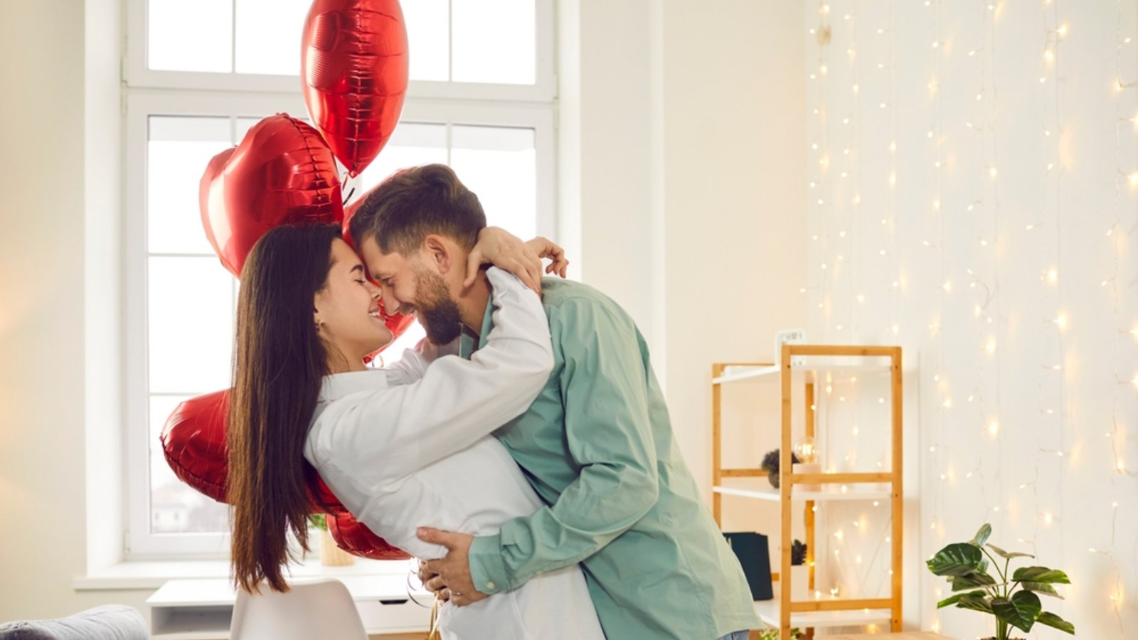 Feiern Sie den Valentinstag ohne viel Geld auszugeben. Entdecken Sie kreative und romantische Ideen, um Ihrem Partner Aufmerksamkeit und Wertschätzung zu zeigen.Foto: Studio Romantic / Shutterstock.com Feiern Sie den Valentinstag ohne viel Geld auszugeben. Entdecken Sie kreative und romantische Ideen, um Ihrem Partner Aufmerksamkeit und Wertschätzung zu zeigen.Foto: Studio Romantic / Shutterstock.com