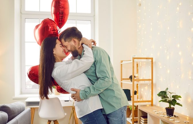 Feiern Sie den Valentinstag ohne viel Geld auszugeben. Entdecken Sie kreative und romantische Ideen, um Ihrem Partner Aufmerksamkeit und Wertschätzung zu zeigen.<span class='image-autor'>Foto: Studio Romantic / Shutterstock.com</span>